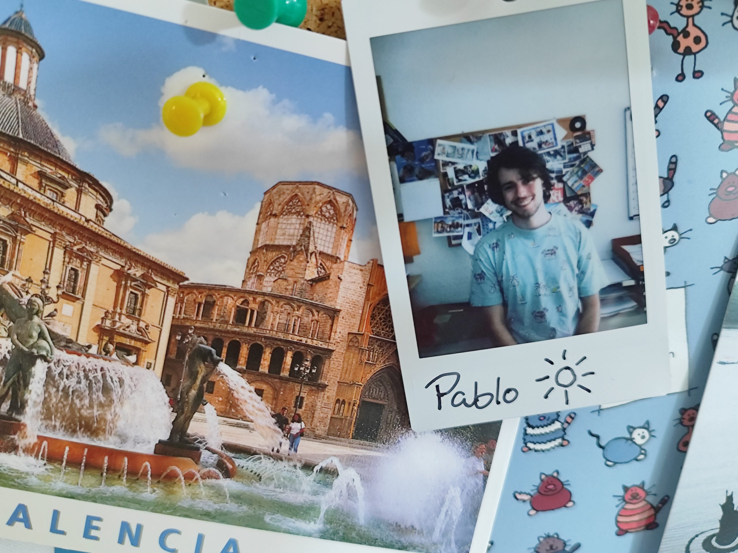 beitrag_vorstellung Polaroid von Pablo vor eine Postkarte von València!
